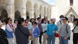 D&uuml;nyanın ve &uuml;lkemizin en b&uuml;y&uuml;ğ&uuml;: T&uuml;rk dizilerinden etkilenip geliyorlar! Adımını atan saatlerce &ccedil;ıkamıyor