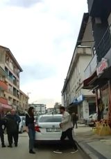D&uuml;zce&rsquo;de otomobil yayaya &ccedil;arptı: Şof&ouml;r değişip uzaklaştılar!
