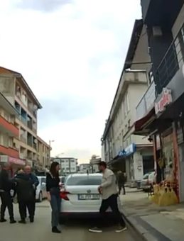 D&uuml;zce&rsquo;de otomobil yayaya &ccedil;arptı: Şof&ouml;r değişip uzaklaştılar!
