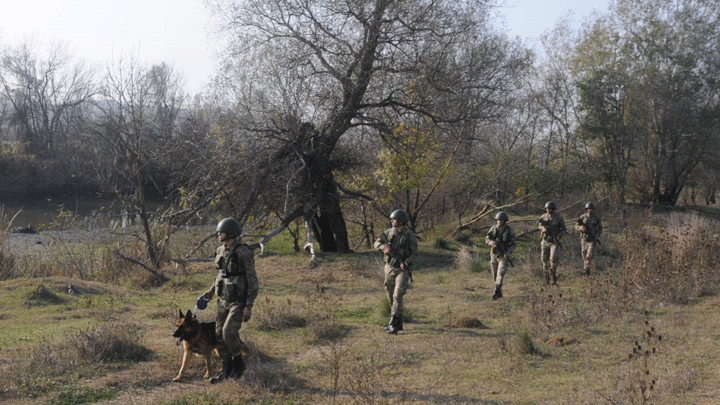 Edirne'de ka&ccedil;ak g&ouml;&ccedil;menlerin arasına saklandı! Parmak izi eşleşmesiyle yakalanan organizat&ouml;r tutuklandı