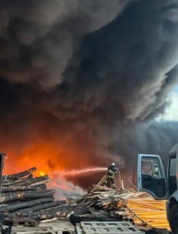 Edirne'de kereste fabrikasında &ccedil;ıkan yangın s&ouml;nd&uuml;r&uuml;ld&uuml;