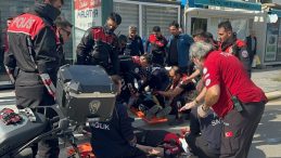 Ekip motosikleti otomobille &ccedil;arpıştı: 2 polis yaralı