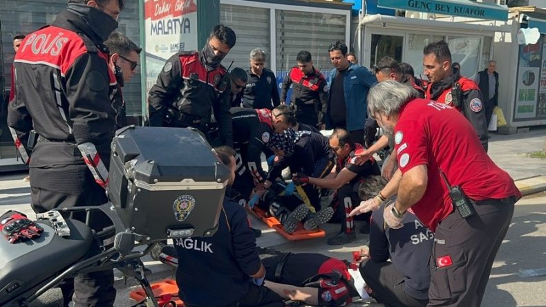 Ekip motosikleti otomobille &ccedil;arpıştı: 2 polis yaralı
