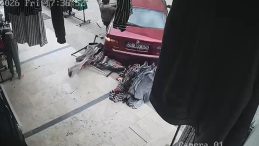 El freni &ccedil;ekilmeyen otomobil mağazaya girmek &uuml;zereyken durduruldu