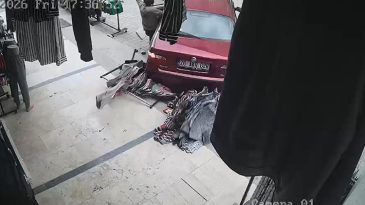 El freni &ccedil;ekilmeyen otomobil mağazaya girmek &uuml;zereyken durduruldu