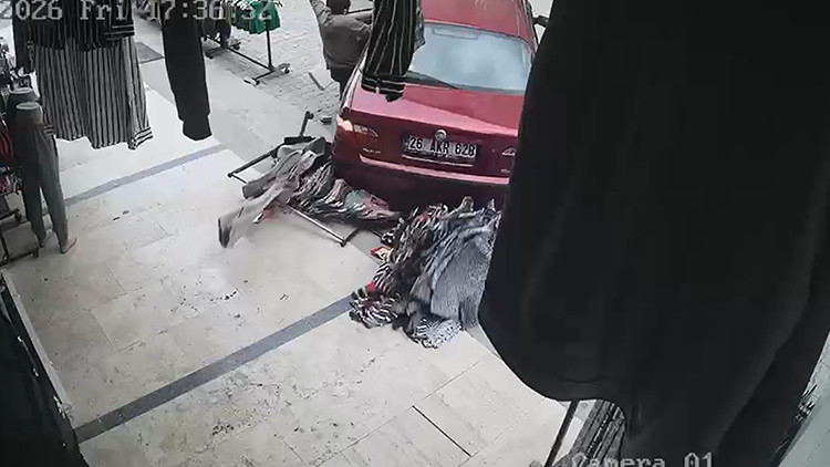 El freni &ccedil;ekilmeyen otomobil mağazaya girmek &uuml;zereyken durduruldu