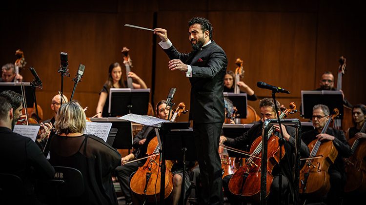 Eldar Mansurov&rsquo;un &lsquo;Senfonik Grav&uuml;rler&rsquo; eseri AKM&rsquo;de sahnelendi