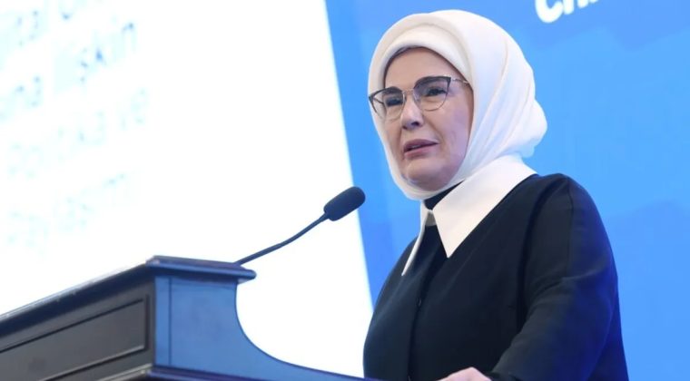 Emine Erdoğan: 23 Nisan Ulusal Egemenlik ve &Ccedil;ocuk Bayramı'nızı en i&ccedil;ten dileklerimle kutluyorum