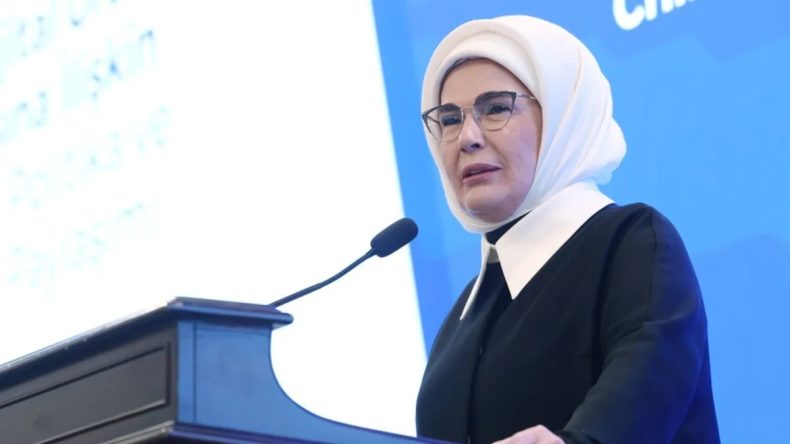 Emine Erdoğan: 23 Nisan Ulusal Egemenlik ve &Ccedil;ocuk Bayramı'nızı en i&ccedil;ten dileklerimle kutluyorum