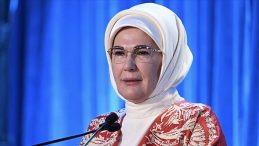 Emine Erdoğan: Bug&uuml;n, millet&ccedil;e birlik ve beraberlik i&ccedil;inde olmamız gereken bir g&uuml;nd&uuml;r
