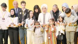 Emine Erdoğan: &Ccedil;ocukları bizden kahramanlarla tanıştıralım