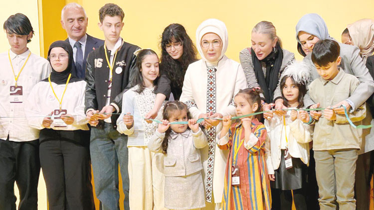 Emine Erdoğan: &Ccedil;ocukları bizden kahramanlarla tanıştıralım