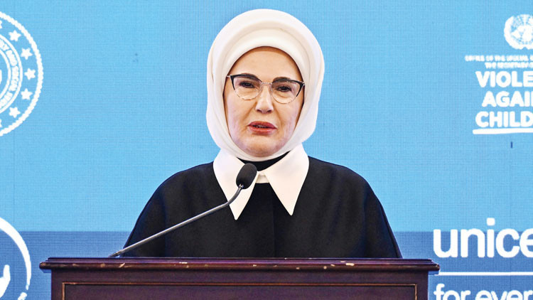 Emine Erdoğan: &Ccedil;ocukların karşı karşıya kaldığı riskler alarm verici