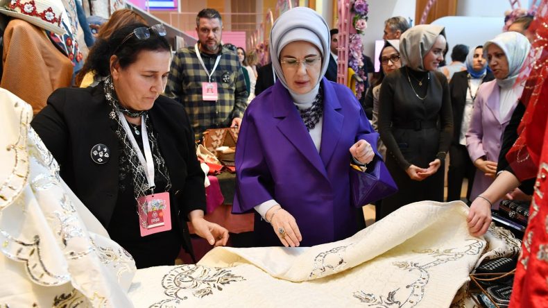 Emine Erdoğan, TOGEM-DER'in geleneksel Cemre &Ccedil;arşısının a&ccedil;ılışına katıldı