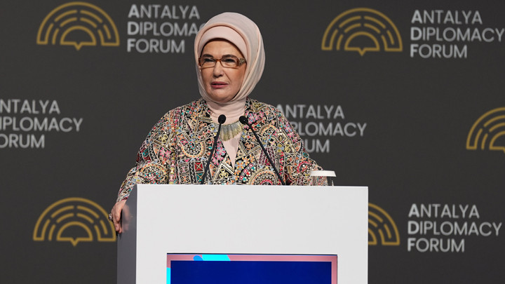 Emine Erdoğan'dan Antalya Diplomasi Forumu'nda Filistinli &ccedil;ocukların eğitimi i&ccedil;in &ccedil;ağrı
