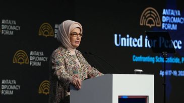 Emine Erdoğan'dan Filistinli &ccedil;ocukların eğitimi i&ccedil;in &ccedil;ağrı: Eğitim, barışı beklerken askıya alınabilecek bir l&uuml;ks değildir