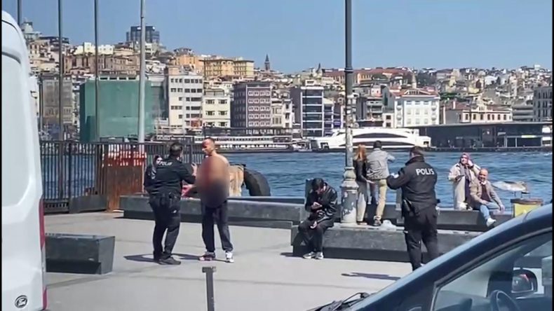 Emin&ouml;n&uuml;'nde dehşet dolu dakikalar: D&ouml;ner bı&ccedil;ağıyla kendini kesti