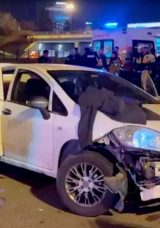 Emniyet şeridinde aracından inen s&uuml;r&uuml;c&uuml;ye otomobil &ccedil;arparak &ouml;ld&uuml;rd&uuml;