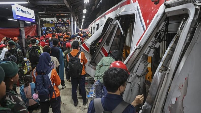 Endonezya'da Tren Kazası: 4 &Ouml;l&uuml;, 38 Yaralı