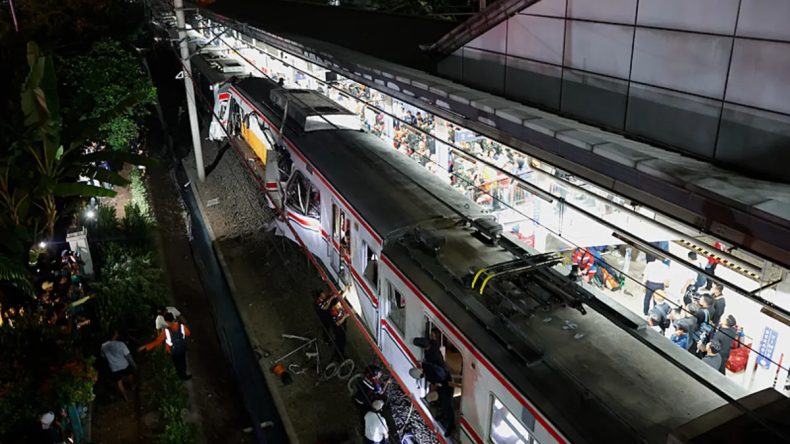 Endonezya&rsquo;daki tren faciasında bilan&ccedil;o ağırlaşıyor: &Ouml;l&uuml; sayısı 14&rsquo;e y&uuml;kseldi