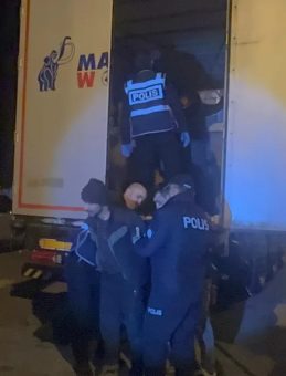 Erbaa'da film gibi operasyon! TIR dorsesinde 18 d&uuml;zensiz g&ouml;&ccedil;men yakalandı