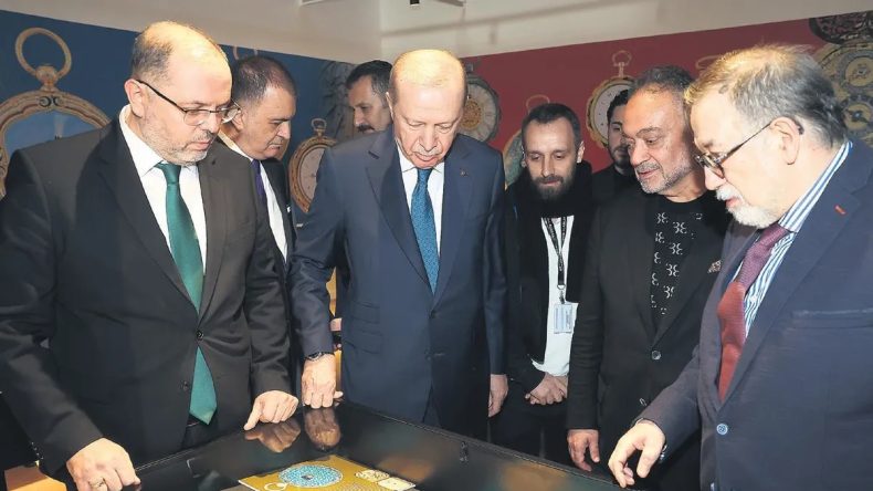 Erdoğan, &lsquo;Muhteşem Cep Saatleri Koleksiyonu&rsquo; sergisini gezdi