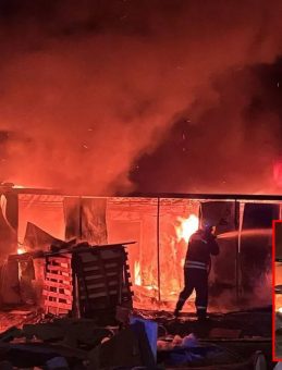 Erzincan&rsquo;da korku dolu anlar! İş&ccedil;i konteyneri alev alev yandı: Patlamalar peş peşe geldi!