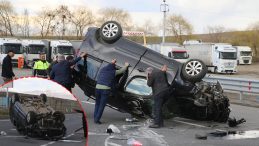 Erzurum&rsquo;da Feci Kaza! Hafif Ticari Ara&ccedil; Otomobille &Ccedil;arpıştı: Yaralılar Var!
