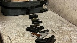 Esenyurt'ta bir evde adeta cephanelik &ccedil;ıktı&hellip; El ve gaz bombası da ele ge&ccedil;irildi