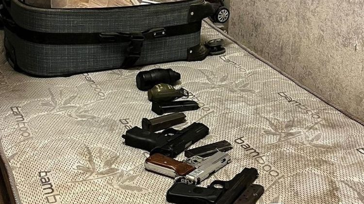 Esenyurt'ta bir evde adeta cephanelik &ccedil;ıktı&hellip; El ve gaz bombası da ele ge&ccedil;irildi