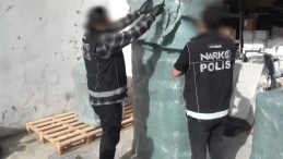 Esenyurt'ta Kargo Firmasına Operasyon: 28 Kilogram Metamfetamin Ele Ge&ccedil;irildi