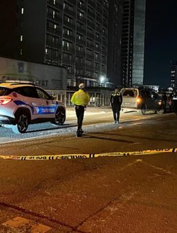 Esenyurt&rsquo;ta Motosiklet Yayaya &Ccedil;arptı: 1 &Ouml;l&uuml;, 2 Yaralı