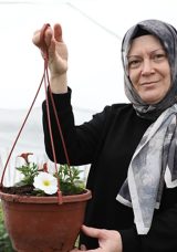 Ev hanımıydı, kendi işinin patronu oldu! Belediye desteğiyle kurduğu seradan 100 bin TL gelir sağlıyor