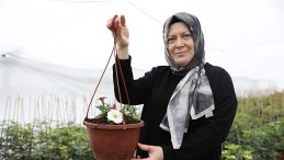 Ev hanımıydı, kendi işinin patronu oldu! Belediye desteğiyle kurduğu seradan 100 bin TL gelir sağlıyor