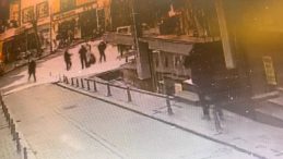 Fatih'te feci olay: Kurye başından vurularak &ouml;ld&uuml;r&uuml;ld&uuml;! O anlar kamerada