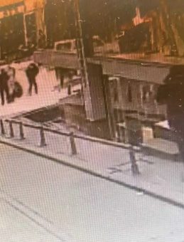 Fatih'te feci olay: Kurye başından vurularak &ouml;ld&uuml;r&uuml;ld&uuml;! O anlar kamerada