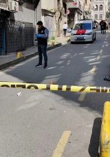 Fatih&rsquo;te Dehşet Anları: &Ccedil;iftin Yakınları Birbirine Girdi! 2 Yaralı