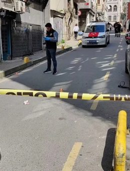 Fatih’te Dehşet Anları: Çiftin Yakınları Birbirine Girdi! 2 Yaralı