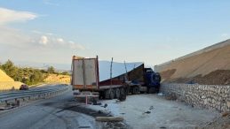 Feci kaza&hellip; Tırdaki mermerler, otomobildekilerin &uuml;zerine d&uuml;şt&uuml;; 1 &ouml;l&uuml;, 3 yaralı