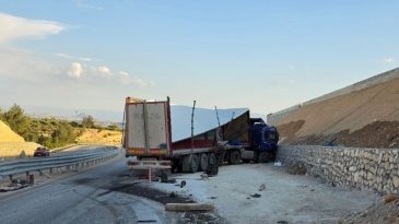 Feci kaza&hellip; Tırdaki mermerler, otomobildekilerin &uuml;zerine d&uuml;şt&uuml;; 1 &ouml;l&uuml;, 3 yaralı