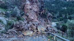 Fethiye'de Yama&ccedil;tan D&uuml;şen Kaya Par&ccedil;aları Yolu Kapattı