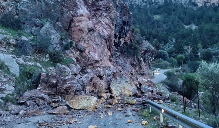 Fethiye'de Yama&ccedil;tan D&uuml;şen Kaya Par&ccedil;aları Yolu Kapattı