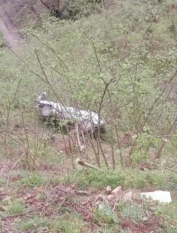 Fındık bah&ccedil;esine devrilen otomobilin s&uuml;r&uuml;c&uuml;s&uuml; hayatını kaybetti