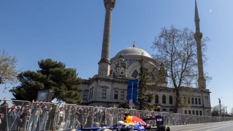 Formula 1 aracı İstanbul sokaklarında: 'Bir anda ge&ccedil;ti, neye uğradığımı şaşırdım'