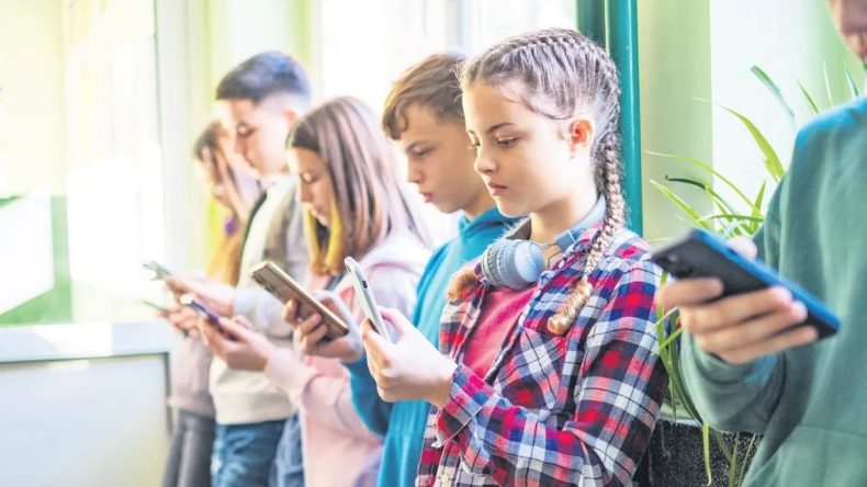 Fransa&rsquo;da 15 Yaş Altına Sosyal Medya Kısıtlaması