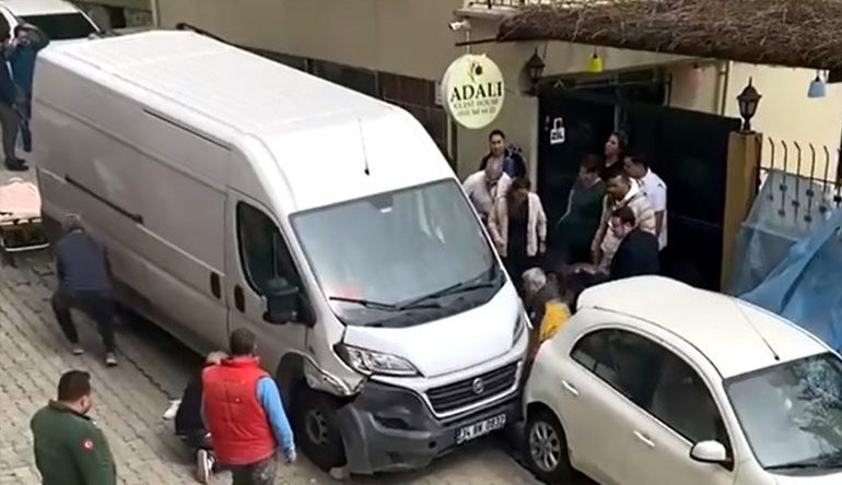 Freni boşalan kamyon dehşete yol a&ccedil;tı: 1'i &ccedil;ocuk 2 yaralı