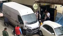 Freni boşalan kamyon dehşete yol a&ccedil;tı: 1'i &ccedil;ocuk 2 yaralı
