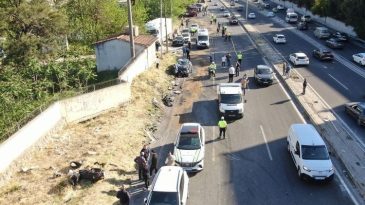 Freni Patlayan Tır Karşı Şeride Ge&ccedil;ti; Feci Kazada &Ouml;l&uuml; ve Yaralılar Var