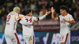 Galatasaray derbiye 4 puan farkla &ccedil;ıkacak!