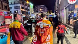 Galatasaray Taraftarları, Fenerbah&ccedil;e Derbisini Kutladı!